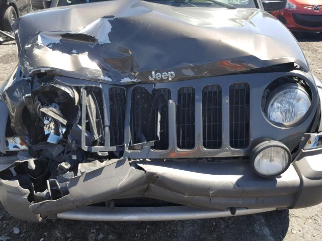 1J4GL38K45W724107 - 2005 JEEP LIBERTY RE BLACK photo 7
