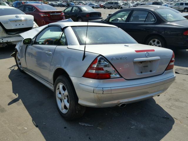 WDBKK65F61F181587 - 2001 MERCEDES-BENZ SLK 320 SILVER photo 3