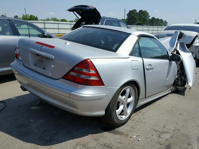 WDBKK65F61F181587 - 2001 MERCEDES-BENZ SLK 320 SILVER photo 4