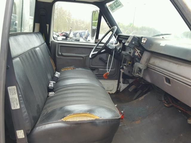 1FDNF72J6WVA19498 - 1998 FORD F700 LPO WHITE photo 5