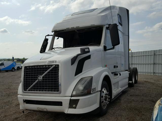 4V4NC9TG1DN557975 - 2013 VOLVO VN VNL WHITE photo 2