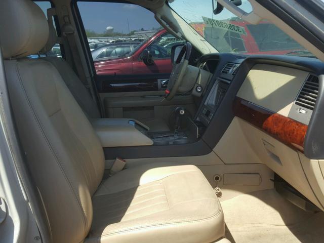 5LMFU28535LJ01123 - 2005 LINCOLN NAVIGATOR WHITE photo 5