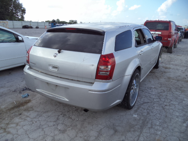 2D4FV48T25H669121 - 2005 DODGE MAGNUM SE SILVER photo 4