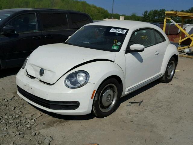 3VWJP7AT7CM632008 - 2012 VOLKSWAGEN BEETLE WHITE photo 2