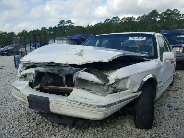 1LNLM82W8VY756942 - 1997 LINCOLN TOWN CAR S WHITE photo 2