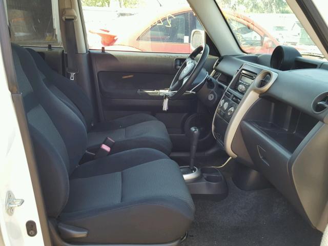 JTLKT324364104845 - 2006 TOYOTA SCION XB WHITE photo 5