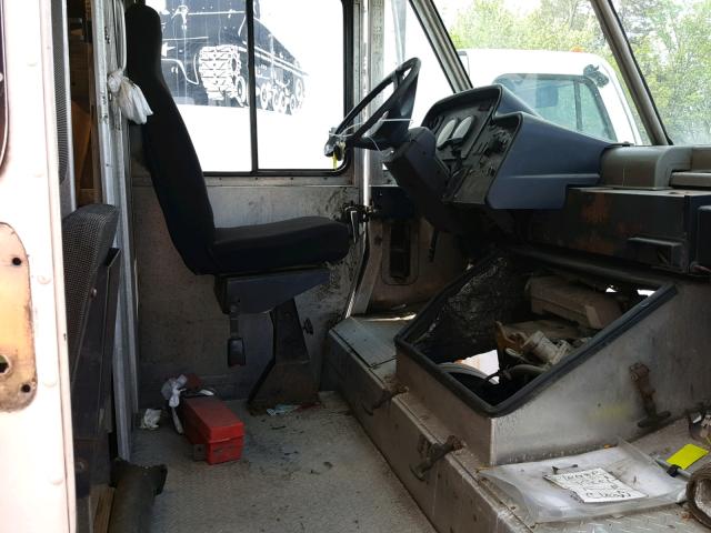 4UZAANCPX5CU47296 - 2005 FREIGHTLINER CHASSIS M WHITE photo 5