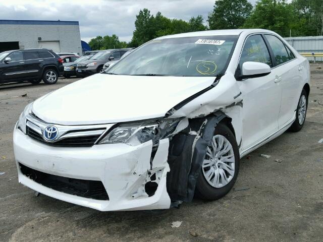 4T1BD1FK7EU137198 - 2014 TOYOTA CAMRY HYBR WHITE photo 2