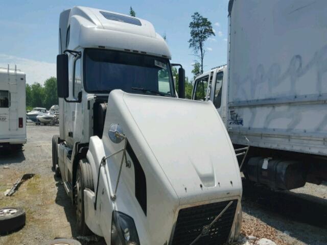 4V4NC9TG27N466993 - 2007 VOLVO VN WHITE photo 1