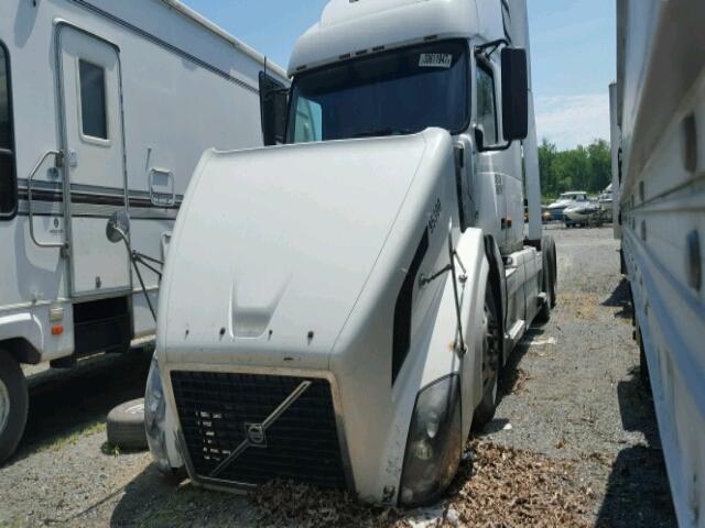 4V4NC9TG27N466993 - 2007 VOLVO VN WHITE photo 2