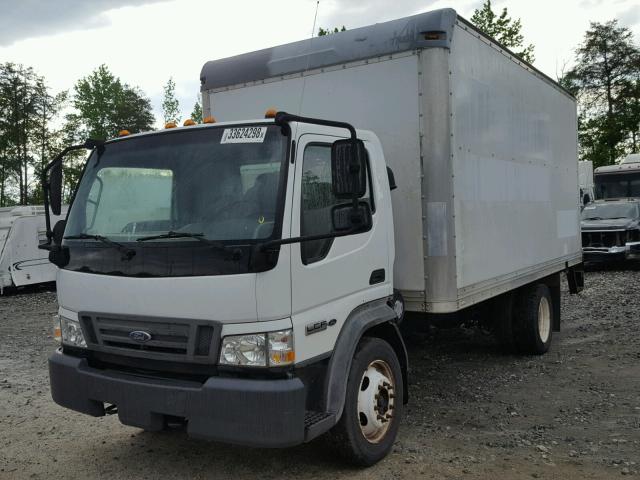 3FRLL45Z67V576571 - 2007 FORD LOW CAB FO WHITE photo 2