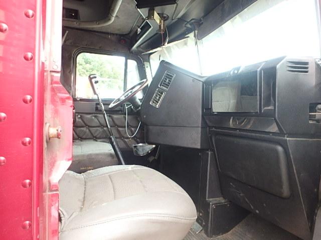 1FUJAPAV95DV50259 - 2005 FREIGHTLINER CONVENTION MAROON photo 5