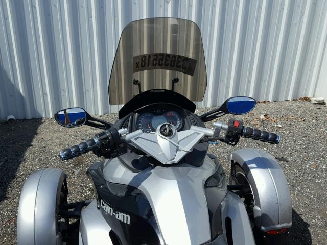 2BXJAWA108V003470 - 2008 CAN-AM SPYDER ROA SILVER photo 5