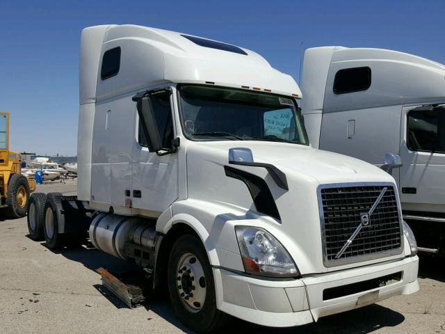 4V4NC9TH3DN567688 - 2013 VOLVO VN VNL WHITE photo 1