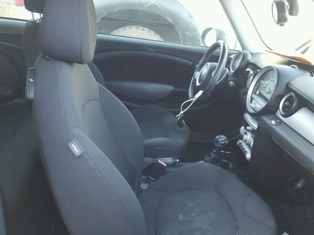 WMWMF3C56ATZ61966 - 2010 MINI COOPER WHITE photo 5