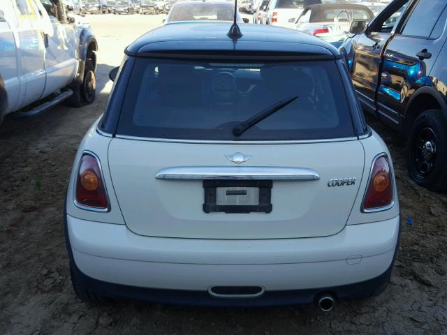 WMWMF3C56ATZ61966 - 2010 MINI COOPER WHITE photo 9