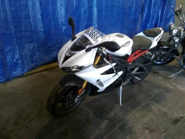 SMTA02YK5FJ688670 - 2015 TRIUMPH MOTORCYCLE DAYTONA 67 WHITE photo 2
