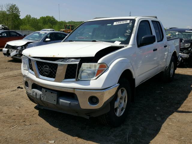 1N6AD07W05C455873 - 2005 NISSAN FRONTIER C WHITE photo 2