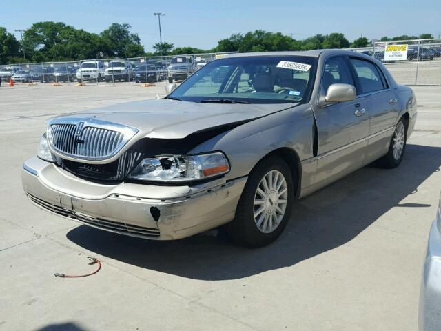 1LNHM81W04Y647929 - 2004 LINCOLN TOWN CAR E GRAY photo 2