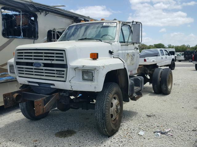 1FDNF77K1KVA49066 - 1989 FORD F700 WHITE photo 2