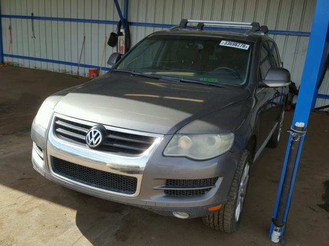 WVGFK7A95AD000222 - 2010 VOLKSWAGEN TOUAREG TD GRAY photo 2