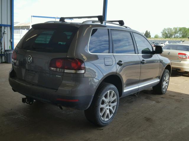 WVGFK7A95AD000222 - 2010 VOLKSWAGEN TOUAREG TD GRAY photo 4