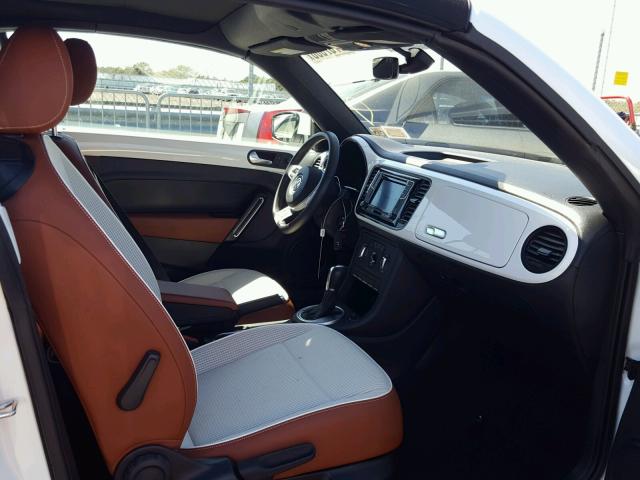 3VW517AT5HM821573 - 2017 VOLKSWAGEN BEETLE S/S 白色 照片 5