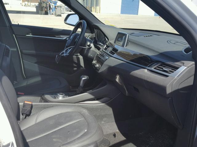 WBXHT3C39H5F73078 - 2017 BMW X1 XDRIVE2 Blanco foto 5