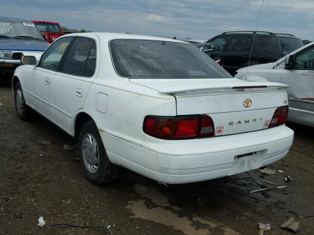 4T1BG12K7TU937199 - 1996 TOYOTA CAMRY DX WHITE photo 3