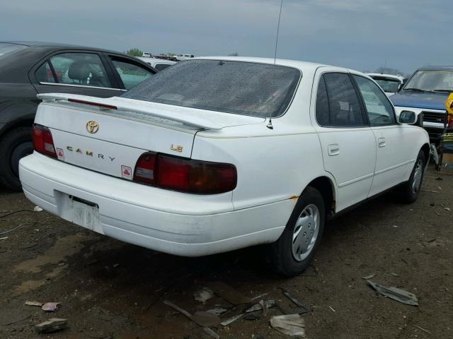 4T1BG12K7TU937199 - 1996 TOYOTA CAMRY DX WHITE photo 4