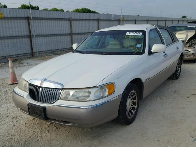 1LNHM82W1YY919506 - 2000 LINCOLN TOWN CAR S WHITE photo 2