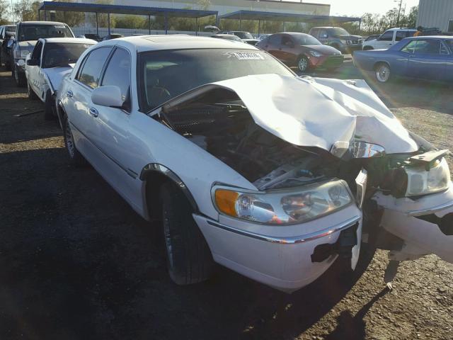 1LNHM83W32Y655114 - 2002 LINCOLN TOWN CAR C WHITE photo 1