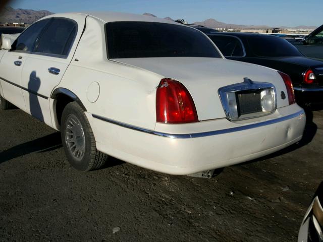 1LNHM83W32Y655114 - 2002 LINCOLN TOWN CAR C WHITE photo 3