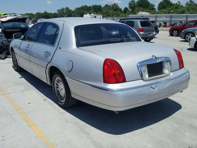 1LNHM83W9YY902810 - 2000 LINCOLN TOWN CAR C SILVER photo 3