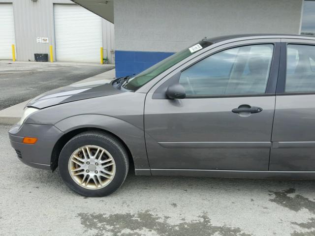 1FAFP34N75W256479 - 2005 FORD FOCUS ZX4 GRAY photo 9