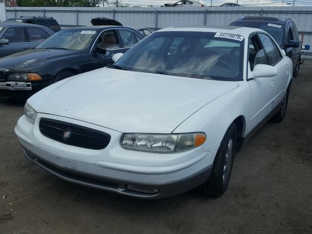 2G4WF5217W1545570 - 1998 BUICK REGAL GS WHITE photo 2