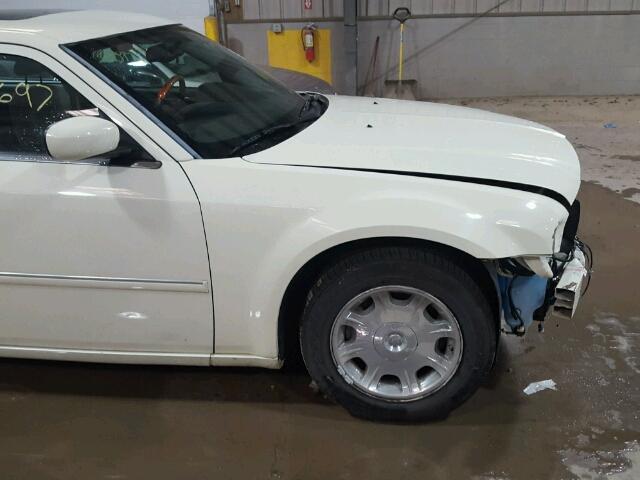 2C3LA53GX6H146267 - 2006 CHRYSLER 300 TOURIN CREAM photo 9