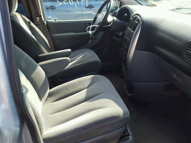 2C4GP54L75R587578 - 2005 CHRYSLER TOWN & COU BLUE photo 5