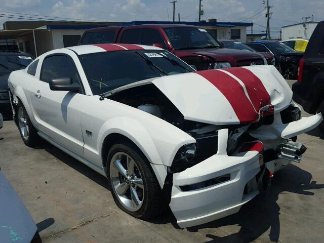 1ZVFT82H565167420 - 2006 FORD MUSTANG GT WHITE photo 1
