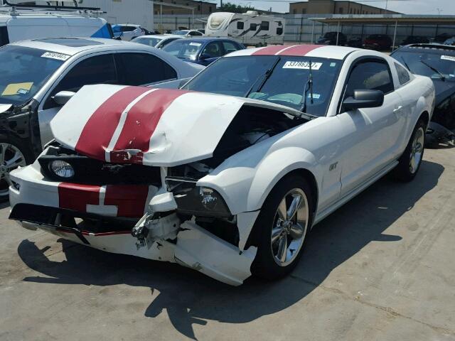 1ZVFT82H565167420 - 2006 FORD MUSTANG GT WHITE photo 2