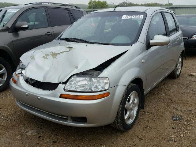 KL1TD62645B306580 - 2005 CHEVROLET AVEO BASE Gümüş foto 2