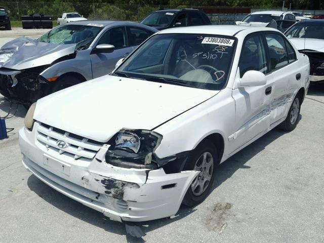 KMHCG45C45U594767 - 2005 HYUNDAI ACCENT GL WHITE photo 2