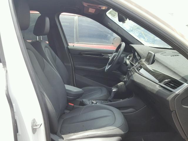 WBXHT3C33H5F67941 - 2017 BMW X1 XDRIVE2 Blanco foto 5