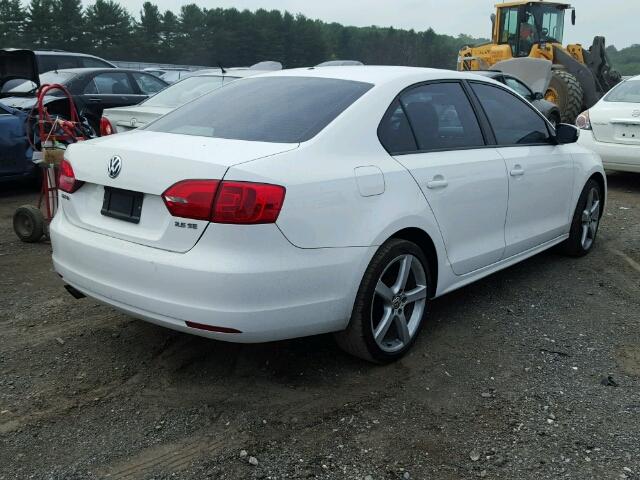 3VWDX7AJ3BM302747 - 2011 VOLKSWAGEN JETTA SE WHITE photo 4