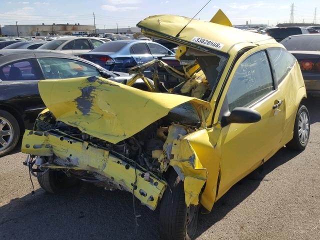3FAFP31N05R154710 - 2005 FORD FOCUS ZX3 YELLOW photo 2