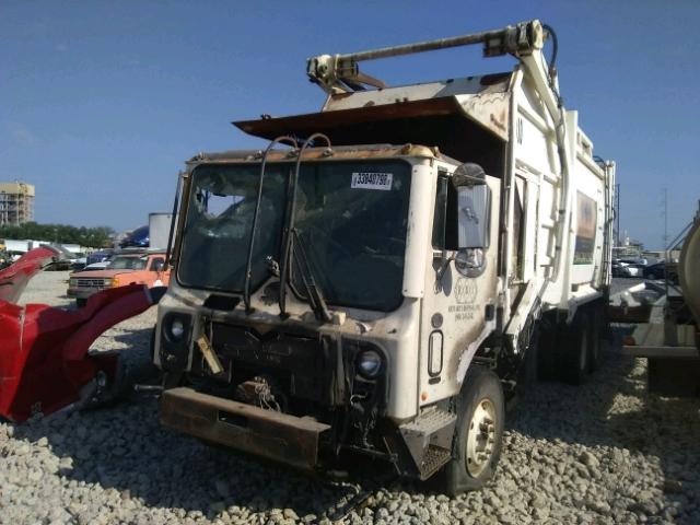 1M2AV04C2DM010114 - 2013 MACK 600 MRU600 WHITE photo 2