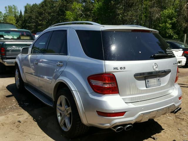 4JGBB77E99A477123 - 2009 MERCEDES-BENZ ML 63 AMG GRAY photo 3