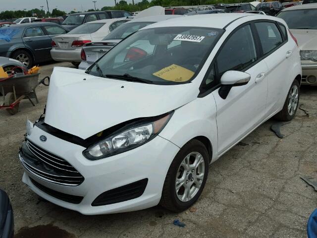 3FADP4EJXFM105663 - 2015 FORD FIESTA SE WHITE photo 2