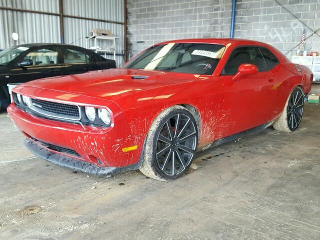 2C3CDYAGXDH582092 - 2013 DODGE CHALLENGER RED photo 2