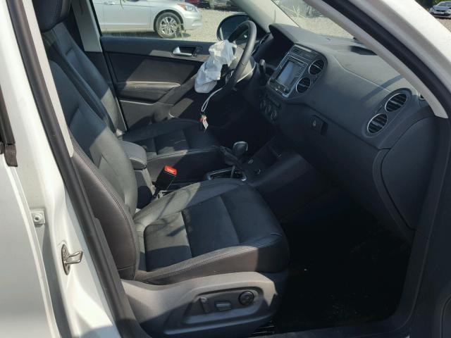 WVGUV7AX6HK010907 - 2017 VOLKSWAGEN TIGUAN SPO თეთრი ფოტო 5